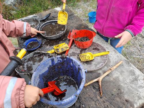 Det er veldig gøy å leke med søle!